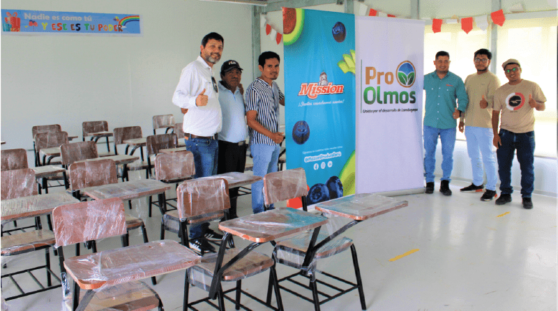 Donan 150 carpetas para mejorar aprendizaje de niños de colegio rural de Olmos